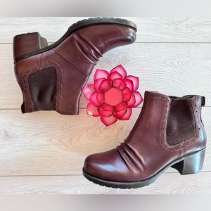 Earth Denali Respect Bootie - Size 8.5M - Hot Maroon